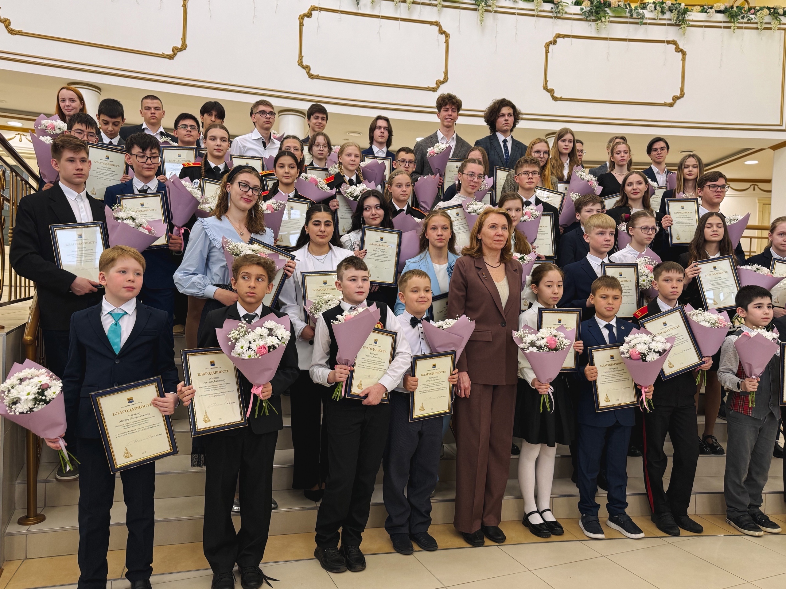 Церемония награждения талантливых школьников.